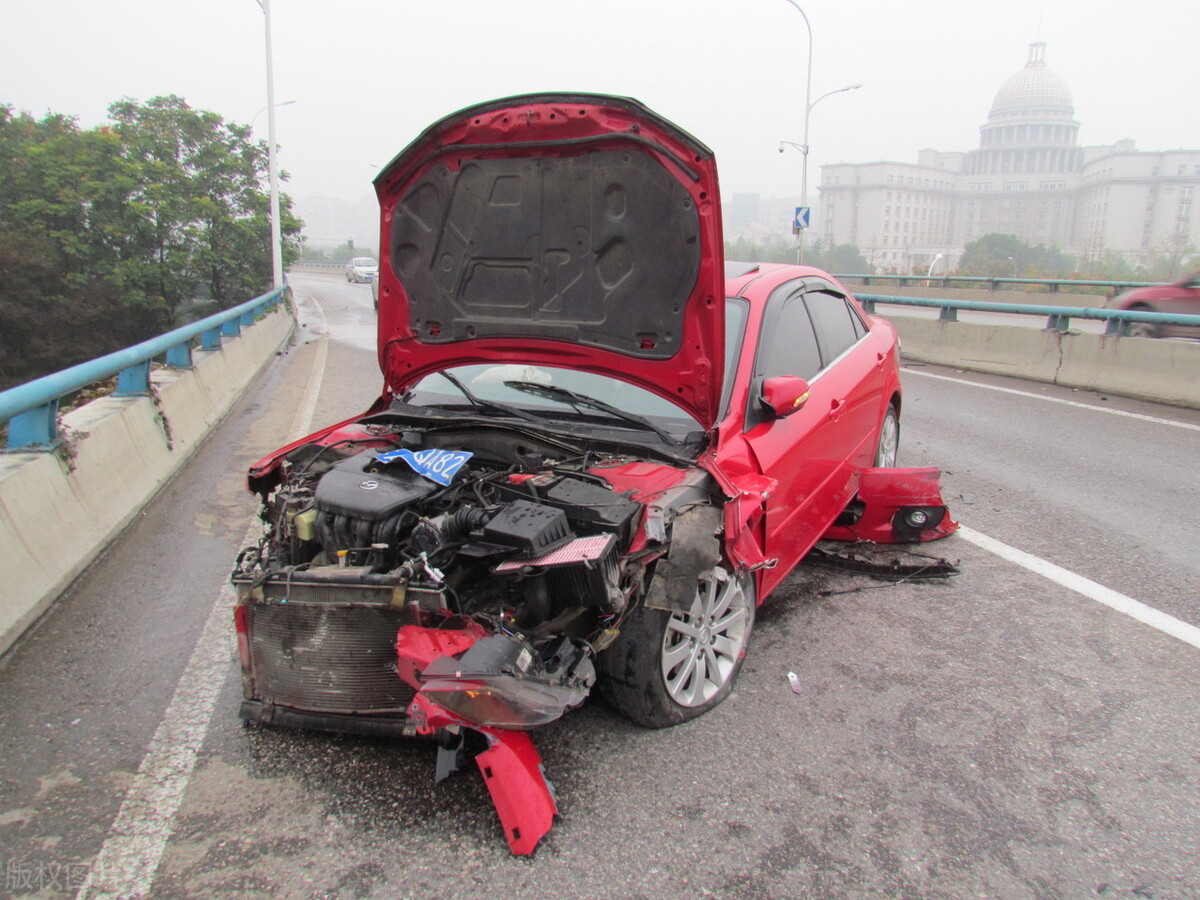 爆胎 高速爆胎死亡率接近100%, 学会这两招, 关键时能救命！