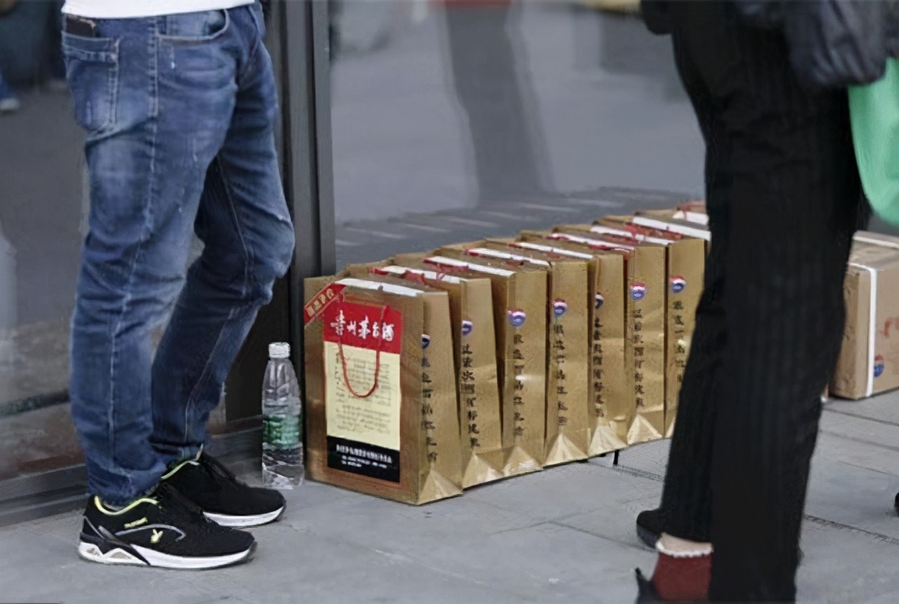 单身的X小姐 你网上抢到茅台了吗?那些抢茅台倒卖的“撸茅党”,年入数十万