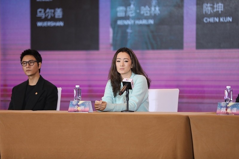 刘美华时尚 巩俐留长发真好看，就算穿的针织衫很简约，气场看着也不俗
