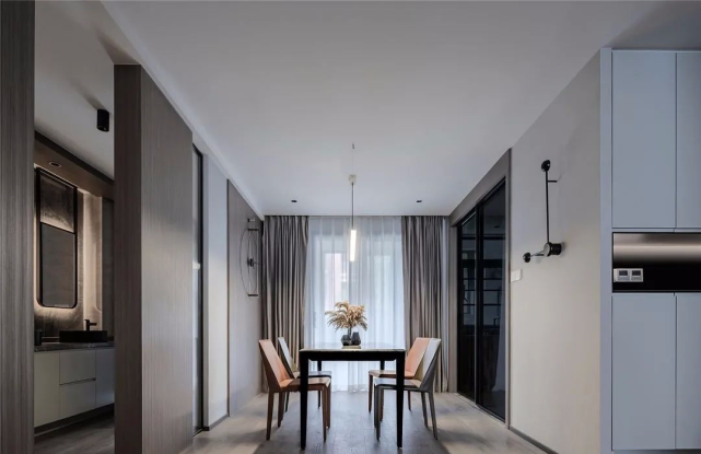 |158平现代风格装修，木格栅沙发墙、黑白灰卫生间，无主灯客厅