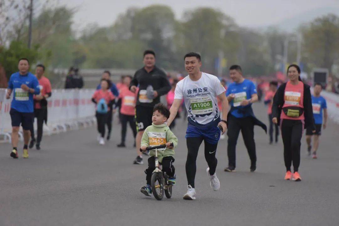 徐州|刚刚！徐州全马冠军强势诞生！带你直击现场！