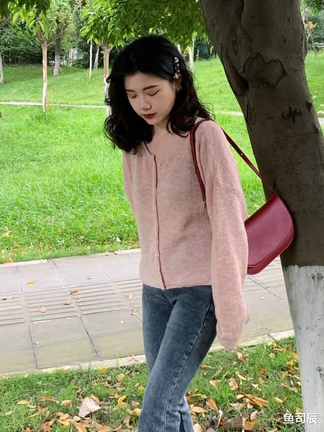 鱼司辰|早秋的甜酷穿搭!针织开衫+牛仔裙,简约大方不做作,优雅又洋气