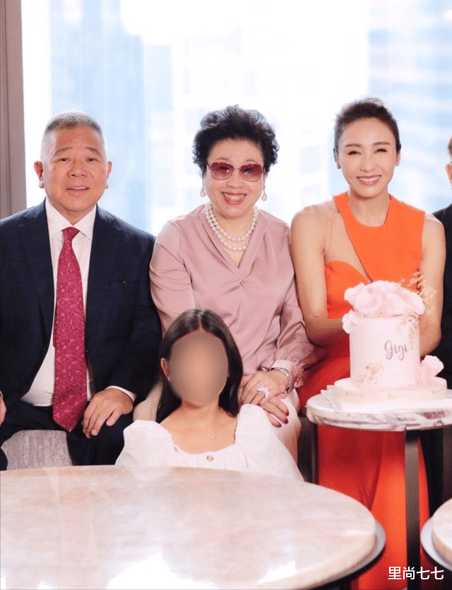 黎姿|黎姿一家八口庆生真隆重！残疾弟弟养得白胖，拄拐老公似岳父兄弟