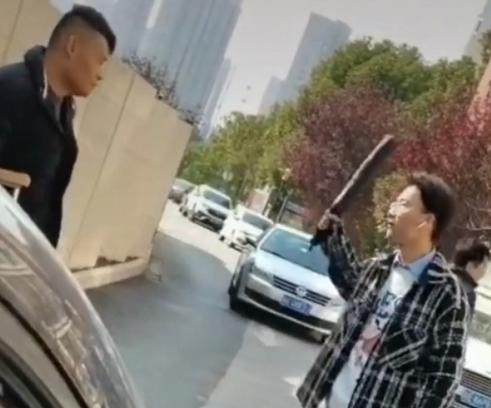 昆山宝马车主车道逆行,无理且不绕人,架拐男人理论遭扇耳光