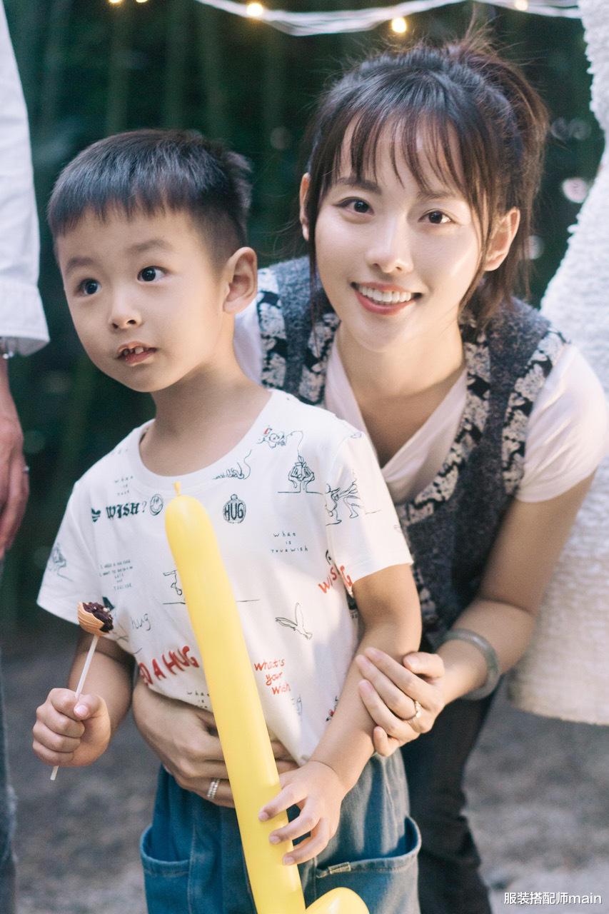 服装搭配师main|19岁被琼瑶捧红，二胎后重返荧幕，演“坏女人”让人又爱又恨