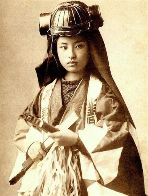 日本|百年前日本武士旧照：平均身高仅1米6，面露凶光，女武士确实漂亮