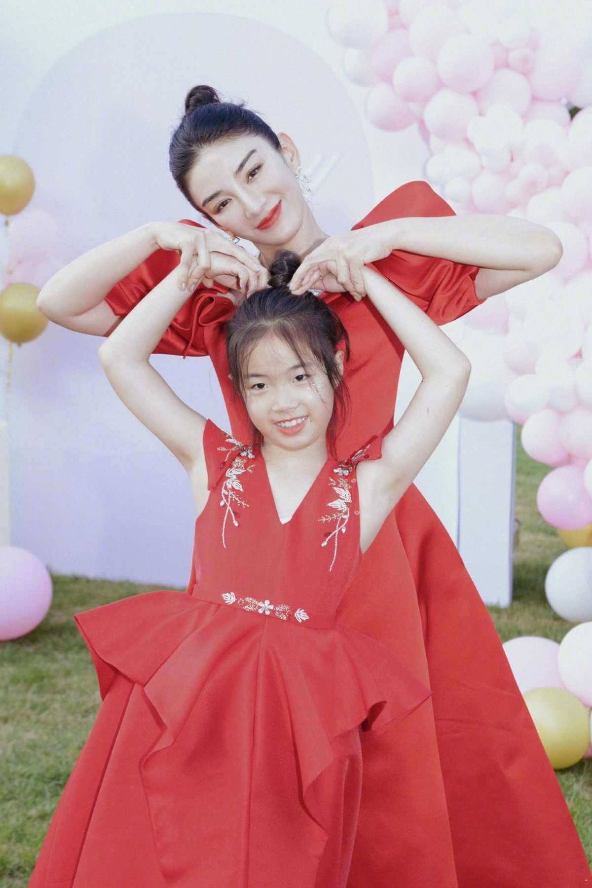 八只爪的猫|黄奕庆44岁生日，和女儿一起穿“公主裙”童心未泯，看着像姐妹俩