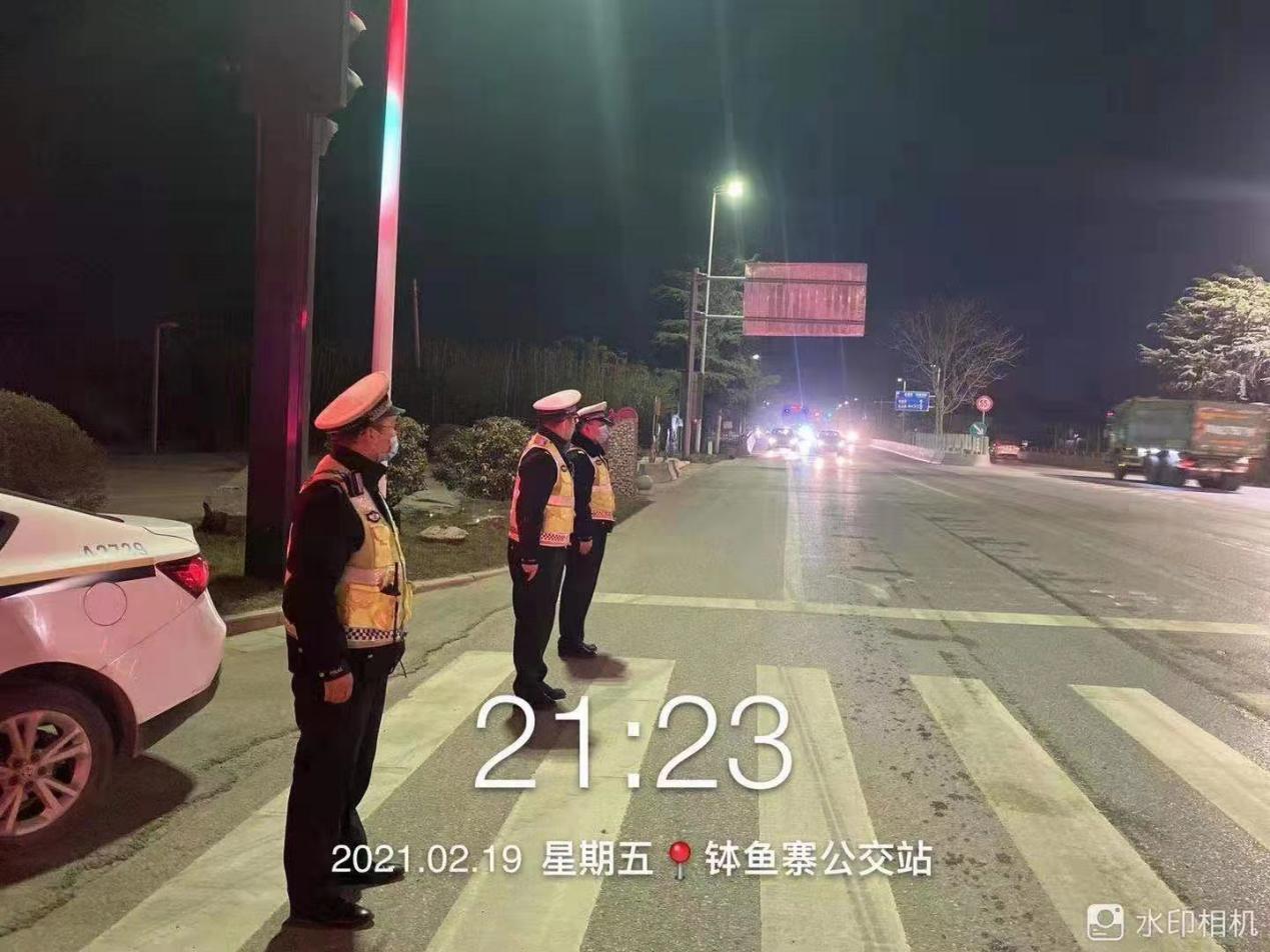 用户_老陕拍视 西安高新交警集中警力夜查治理货车超载   消除路面隐患