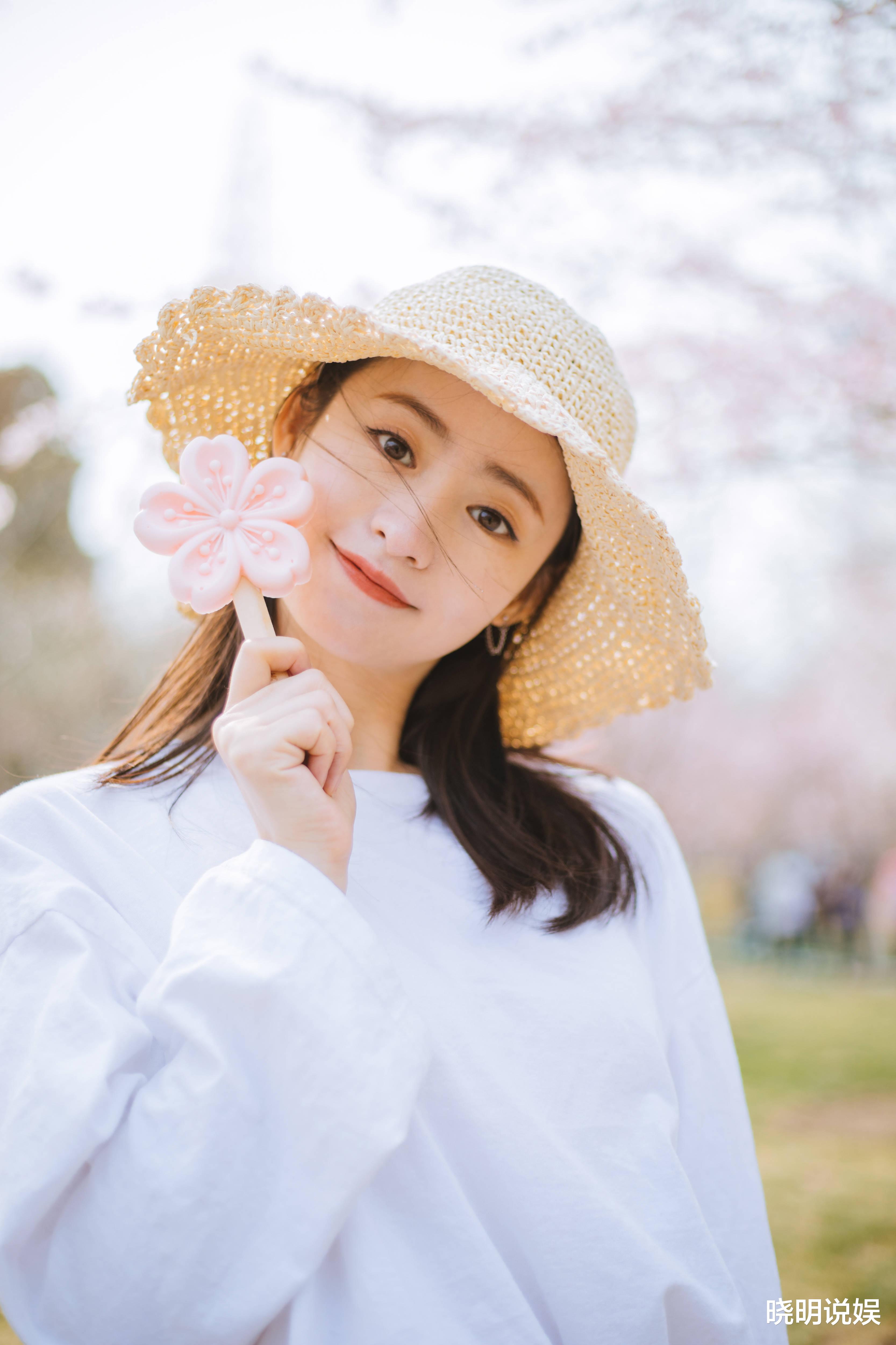 依灵|甜美少女依灵清新时尚气息亮片裙装太亮眼，雪白大长腿让人血脉偾张