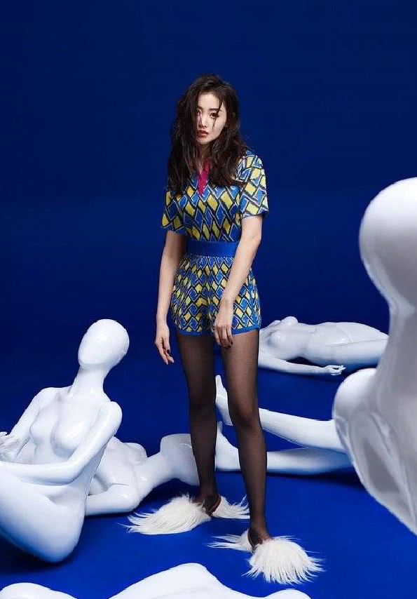 张天爱|张天爱“魔鬼身材”现身活动，穿露脐装秀身材，配渔网丝袜好性感