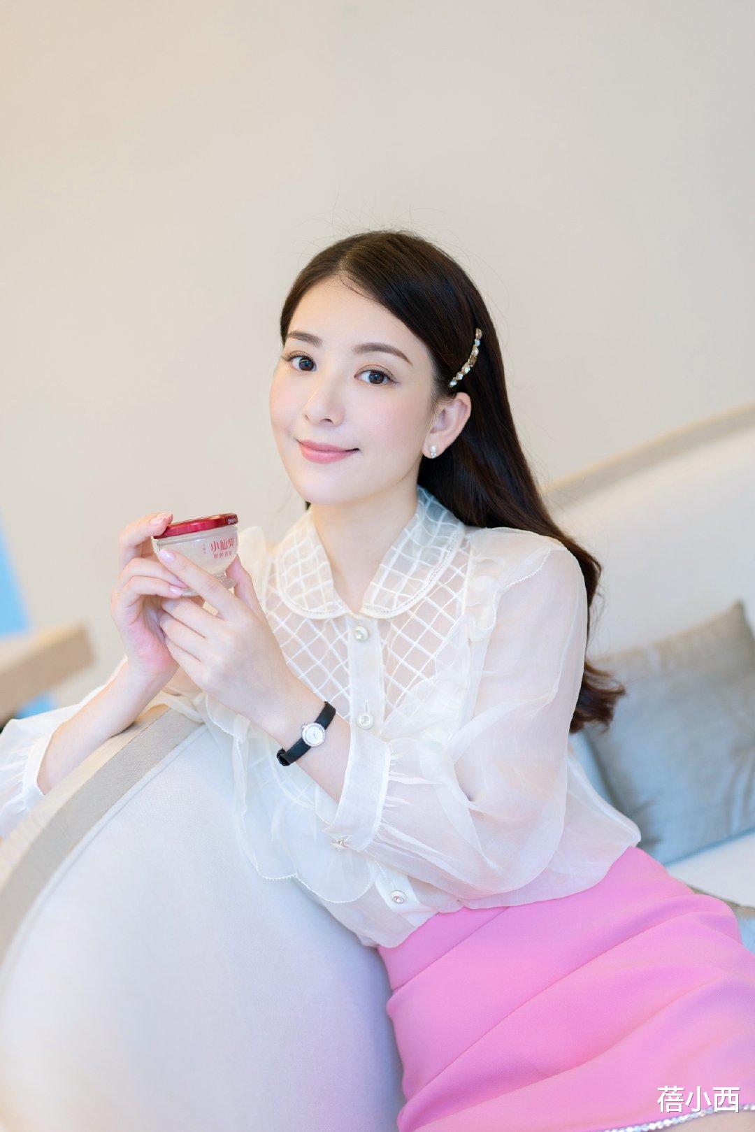 蓓小西|郭富城带小娇妻方媛秀恩爱，男的一身黑像青年，女的黑白配像少女