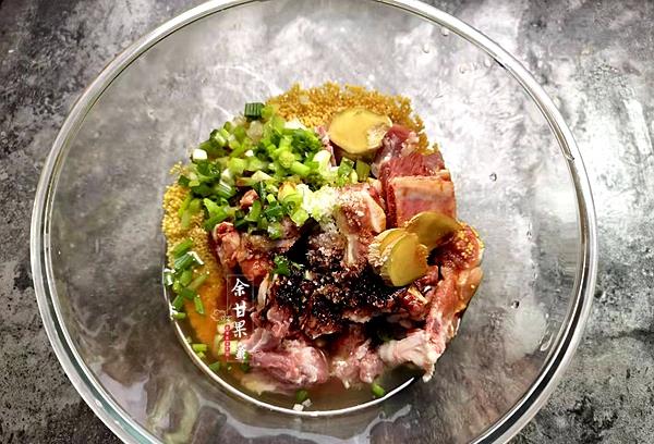 养花小娇娘|排骨买来不炖汤也不红烧了，换个做法食材丰富，味美营养足