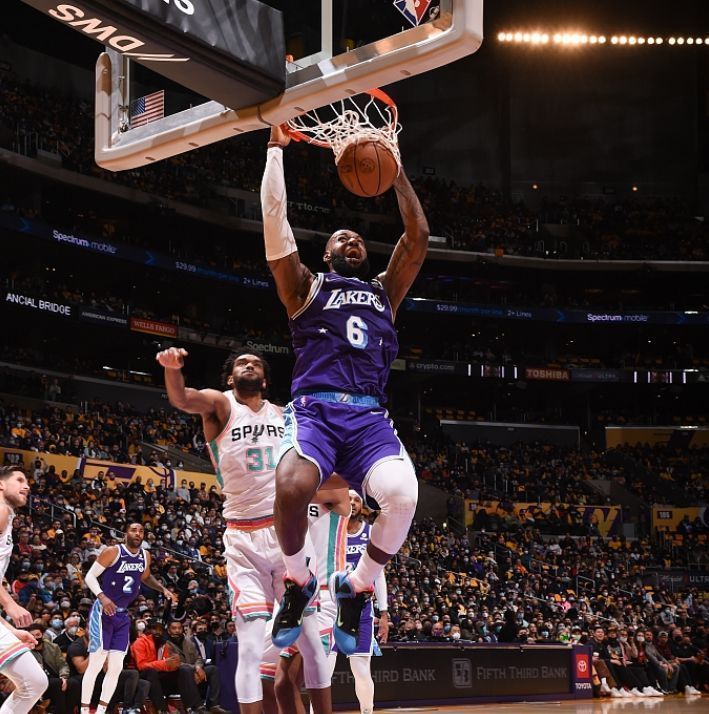 勒布朗·詹姆斯|都瞎嗎？什么是詹姆斯獨木難支，威少的30+7+4一文不值唄