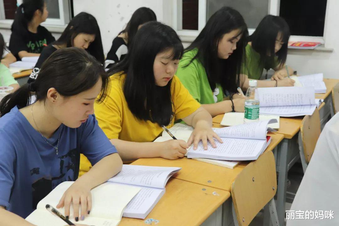 丽宝的妈咪|大学生有福了，3个“好政策”让就业难度降低，家长心里乐开了花