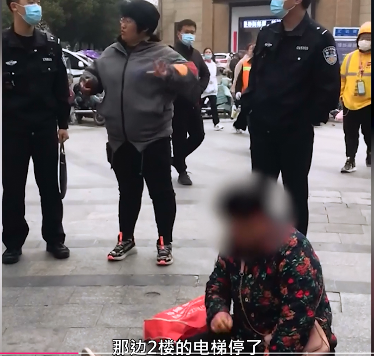 国内社会速递 女子好心扶老太太下楼梯，结果手机被偷走，知情人：是老太太偷的