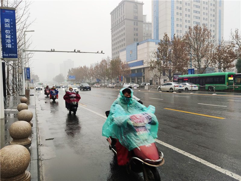 河南100度 郑州的雨下了一天一夜 今天还将下一整天