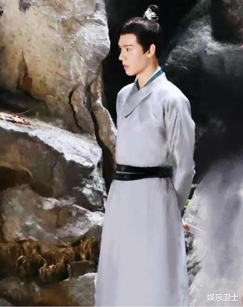 迪丽热巴|《安乐传》拍摄片场，迪丽热巴捏龚俊脸蛋好宠溺，搂肩刘宇宁氛围感满满