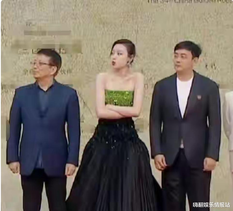 贾玲|走红毯穿得比孕妇还严实,贾玲挑礼服的风格为何不能像杨天真学学