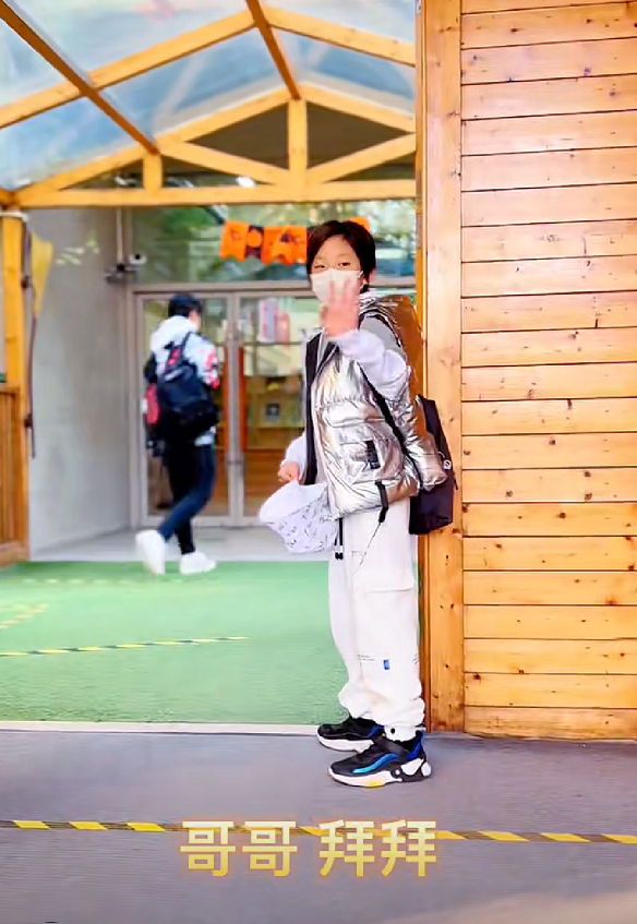 赵丽颖|刘畊宏一家移居上海租房住，三孩子上新学校，女儿不舍妈妈要抱抱