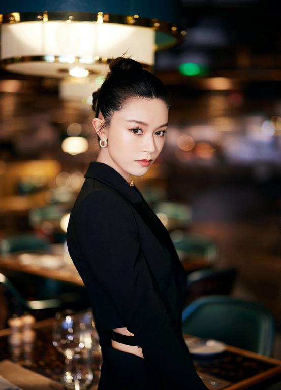 西装|文咏珊的造型总有股大姐大的气派感,露腰西装+后梳盘发,性感帅