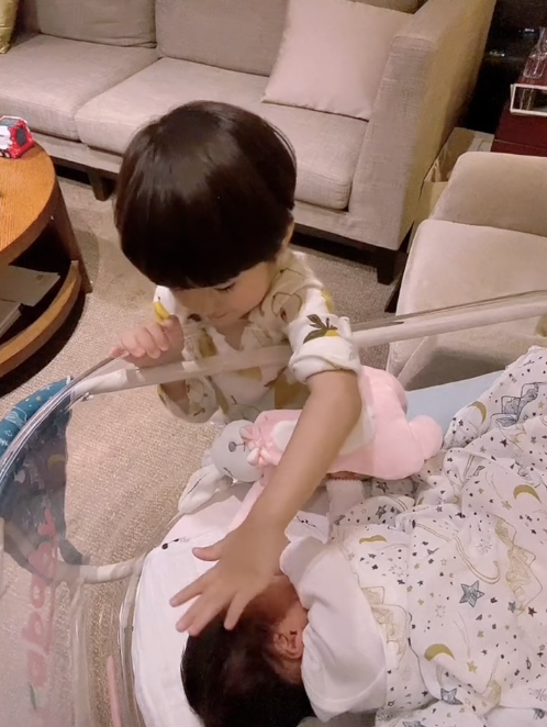 陈坤|姜潮晒儿子宠妹日常，2岁丹尼尔对妹妹又亲又抱，秒变小暖男