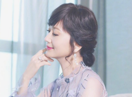 赵雅芝|赵雅芝放弃“装嫩”，恢复66岁该有的样貌，这次终于变回老奶奶