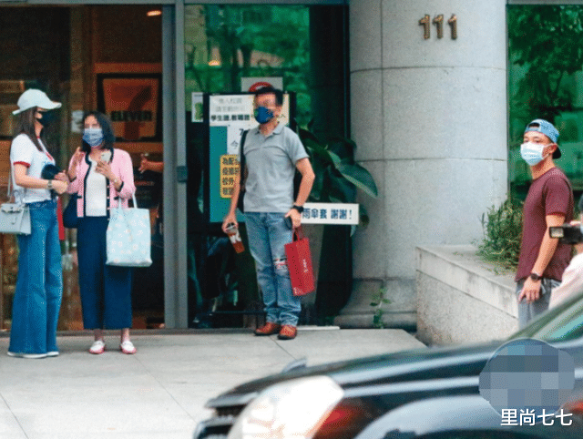 林心如|怀孕实锤？林心如携夫回母校，小腹隆起明显发福，背15万包抢风头