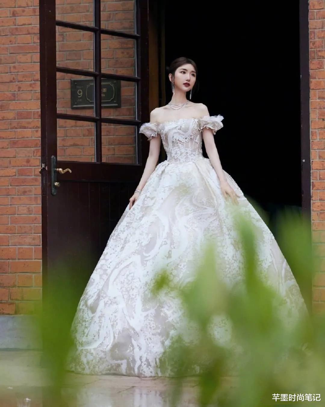 穿衣搭配|毛晓彤一改往日甜美风，涂“姨妈色”口红，尽显复古典雅又霸气