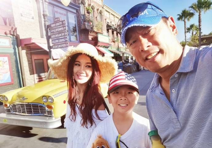 温碧霞|温碧霞一家三口同框，穿吊带裙与老公亲吻好甜，儿子和爸长一个样