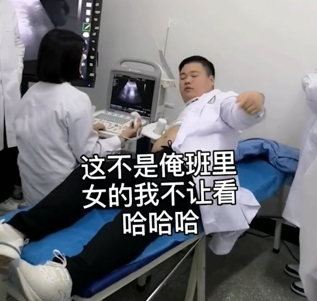 胖同学当医学模特让全班学习,外班女生进门,胖同学一个动作亮了