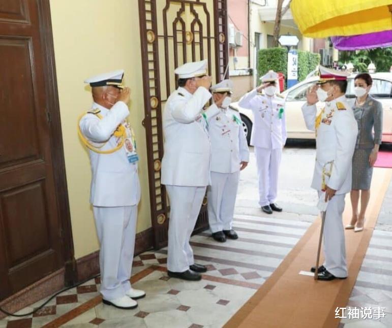 诗妮娜|诗妮娜掌握宫斗密码：度假时故意胖出游泳圈，制造怀孕假象争宠