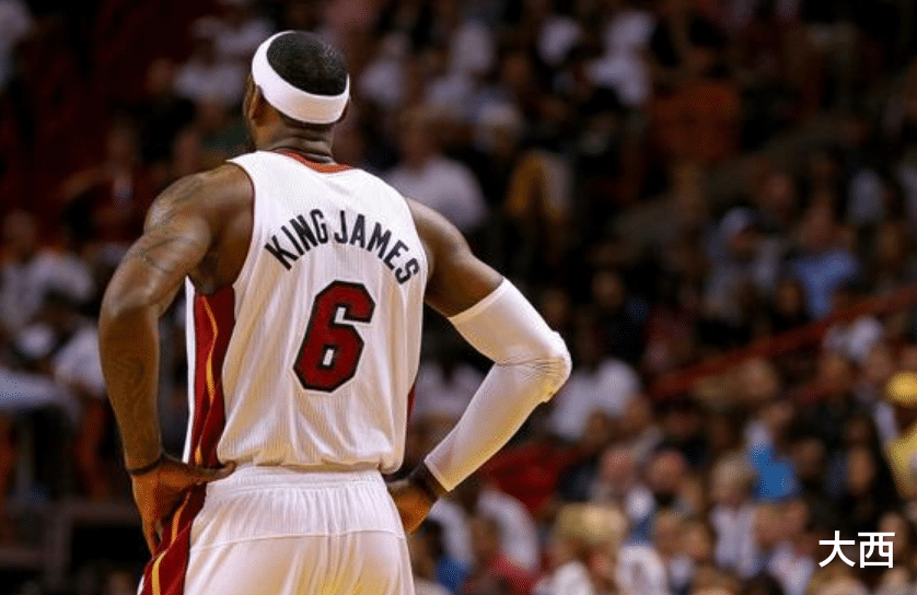 勒布朗·詹姆斯 詹姆斯26岁时也曾被交易，骑士以1换6，送走詹姆斯真不亏
