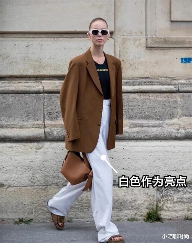 小喵聊时尚 40岁左右的女人，衣服尽量不要穿驼色和灰色，其实这些更气质显白