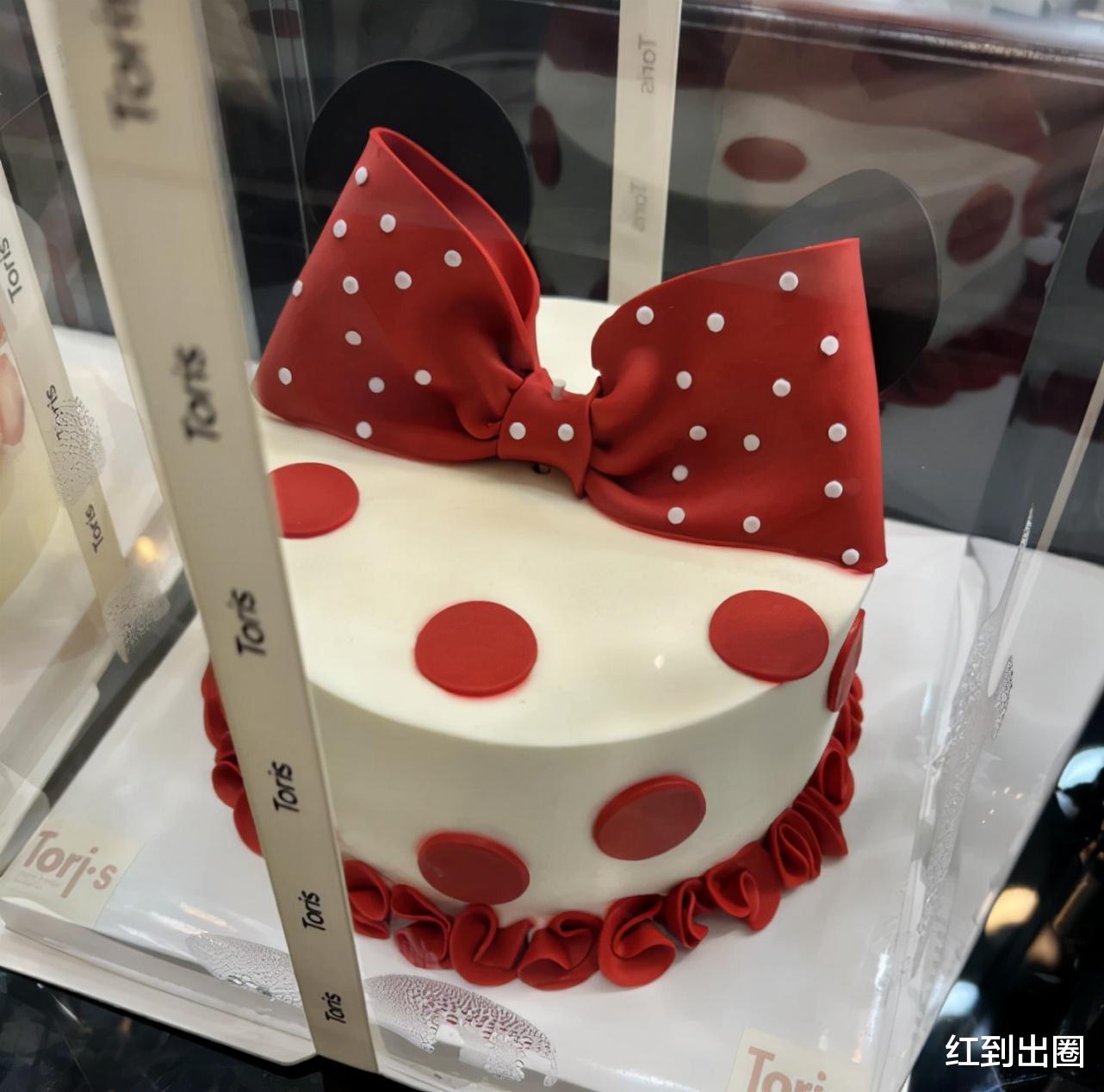 唐嫣|唐嫣38岁庆生现场曝光，穿黑色深V礼裙拍合照，红唇卷发气场全开