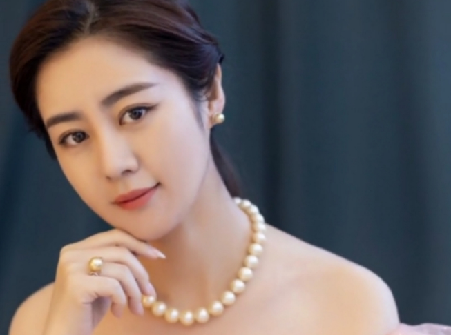 旗袍|“王小蒙”旗袍开叉到大腿，腿抬太高意外露出xx，肌肤白得发光