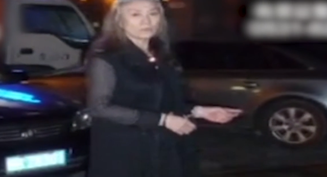55岁阿姨装少妇,贪图美色与年轻男人恋爱,被捕时她说:太丢人了