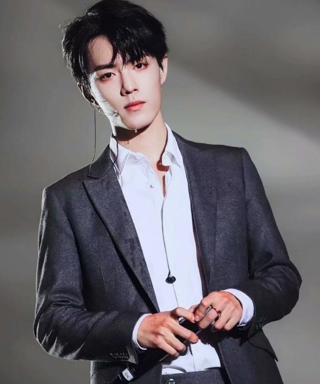 肖战|肖战深夜发自拍福利后，《湖南卫视》发文评价，直呼看完没烦恼