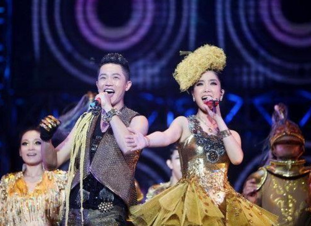 凤凰传奇|“凤凰传奇”组合23年却不是夫妻,现一个年入千万,一个欠债累累