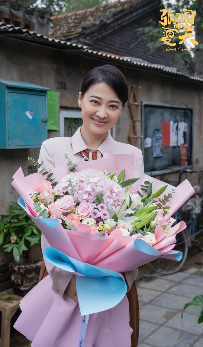 方脸妹说时尚 梅婷新戏杀青心情好,穿衬衫长裤同黄磊比心,黑眼圈比眼影还抢镜