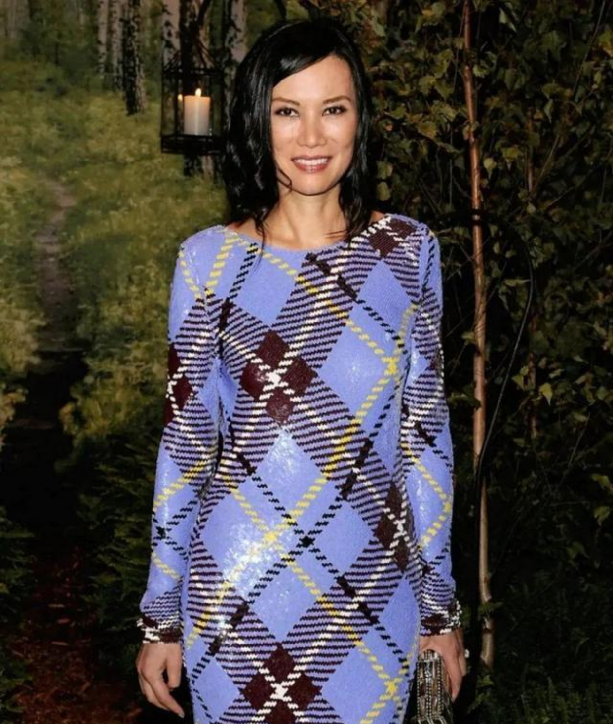 发型|邓文迪罕见换发型,烫微卷发好显年轻,配“露背礼服”哪像52岁