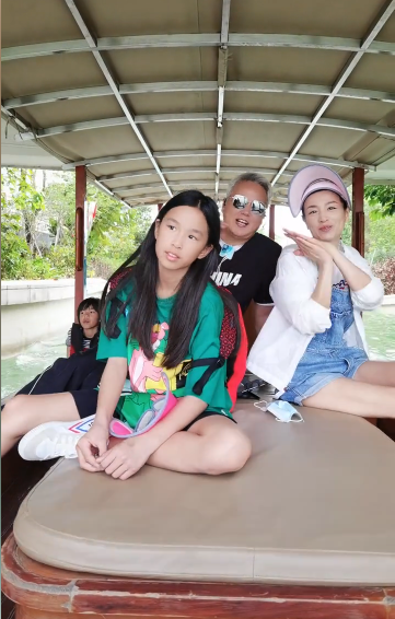 张庭|张庭31岁继子近况曝光，与男演员拍吻戏表情投入，五官精致留长发