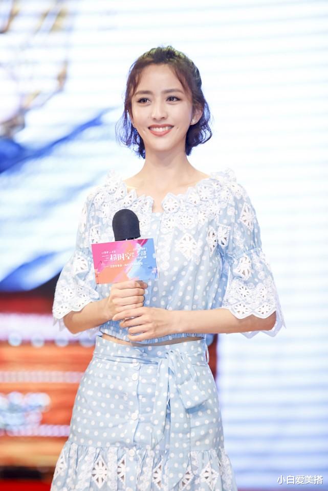 小白爱美搭|佟丽娅笑起来真甜，一身蕾丝裙装穿得好清新，哪里像个快40岁的人