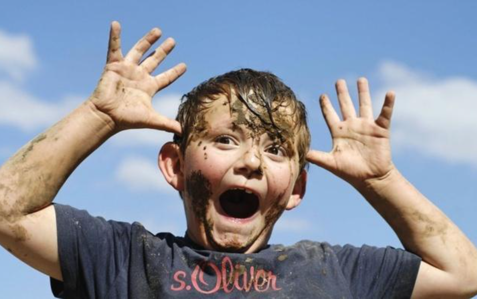 歪妈亲子故事|警察执勤时被熊孩子“摸腰”,一招撂倒后,家长:别跟孩子计较