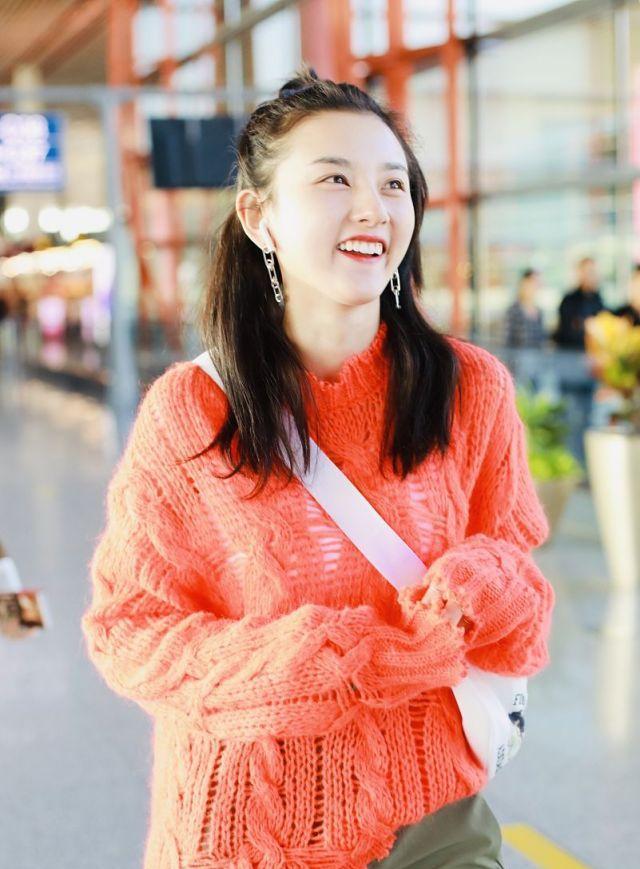 辰雪聊时尚|学宋祖儿这样穿针织衫，衣角拧成麻花配喇叭裤，一身黑照样显年轻