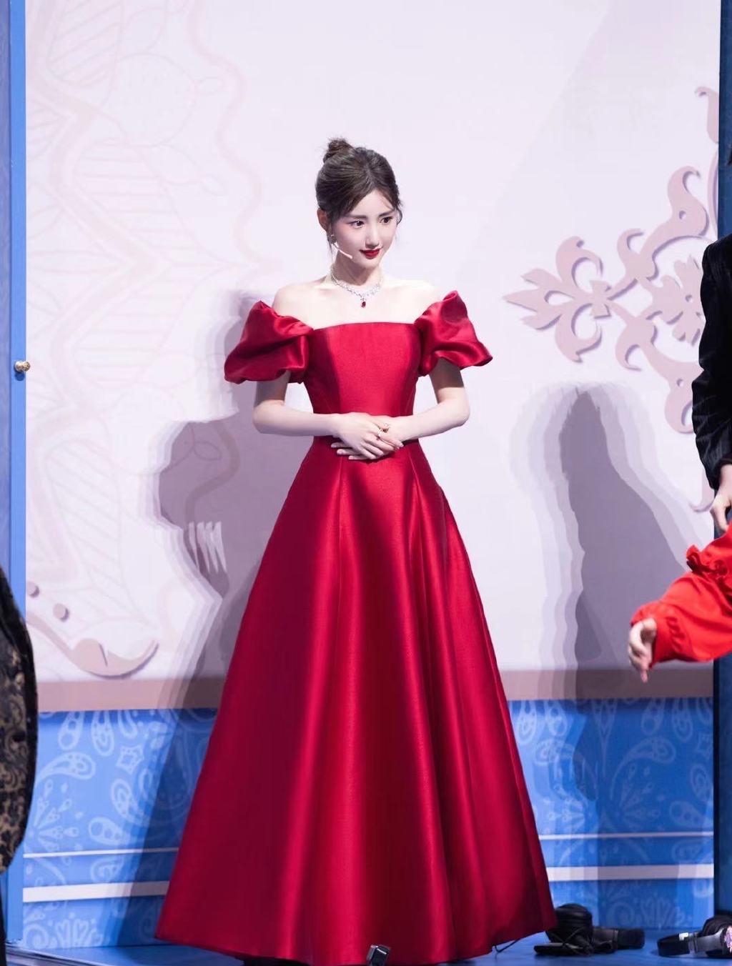 毛晓彤|毛晓彤现身海南出席活动，白色长裙亮相，腰带太抢眼！