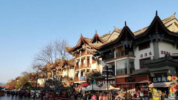 阳光语言矫正说|云南大手笔！为建假古镇猛砸32亿，规模达3161亩，却遭当地人嫌弃