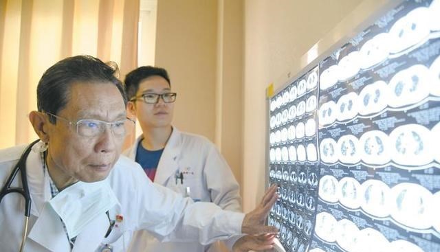 若珍|南京帅气医生爆红网络，25岁博士毕业：比你优秀的人比你还努力