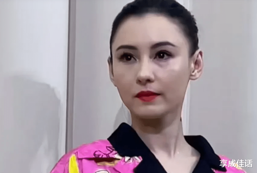 富二代|张柏芝不得不服老呀，在现场拍摄视频中，张柏芝眼袋、皱纹清晰可见