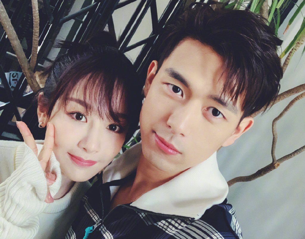 杨蓉|李现杨紫感情有多好？李现卡着零点送上祝福，双方大大方方不避嫌