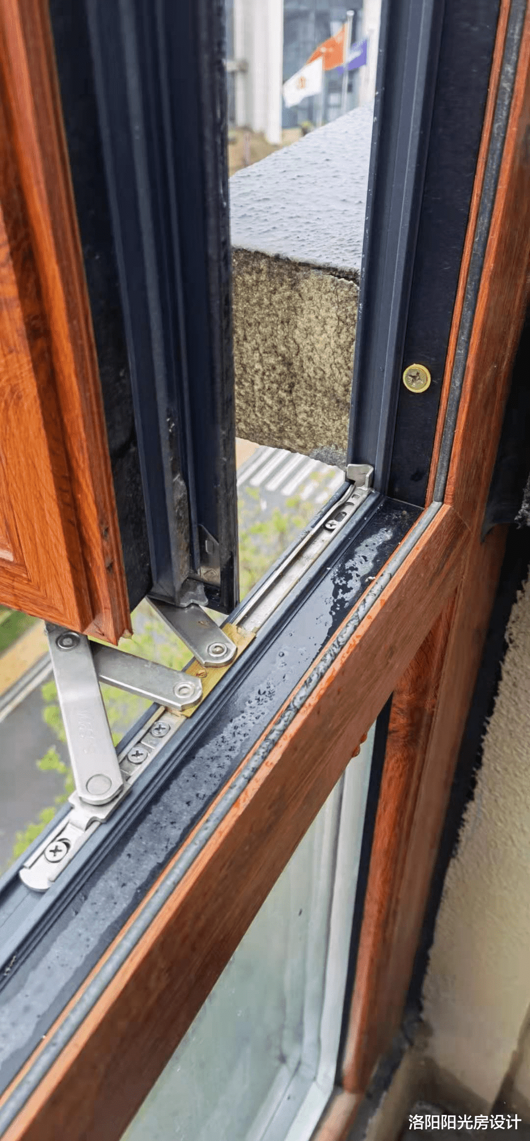 洛阳有些门窗一下雨就漏水，不是材料不好而是制作安装不到位，这家就是